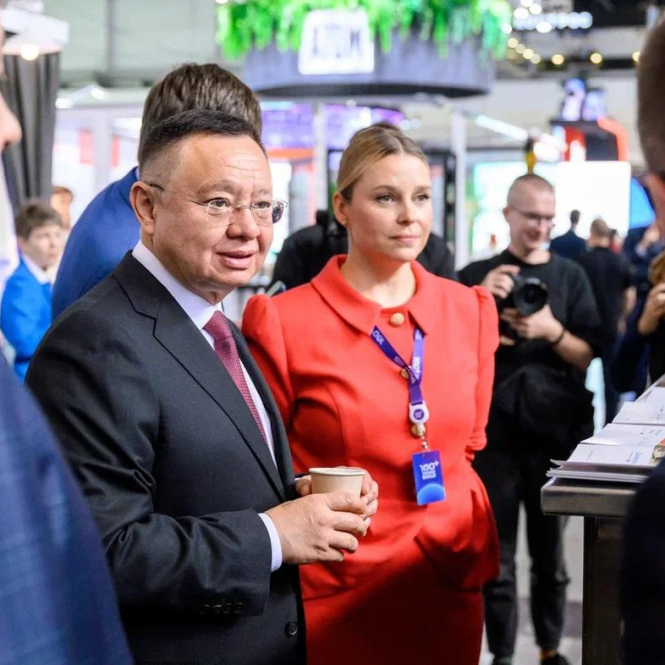 Посещение_стенда_ПИК_Корунд_Министром_ЖХК_РФ