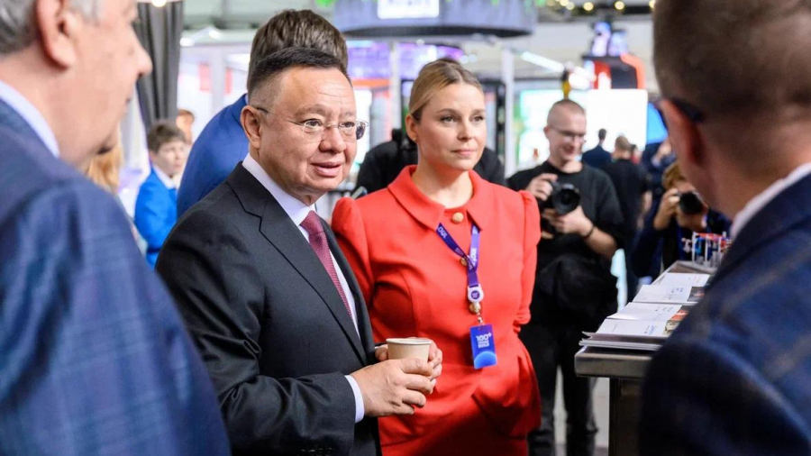 Посещение_стенда_ПИК_Корунд_Министром_ЖХК_РФ